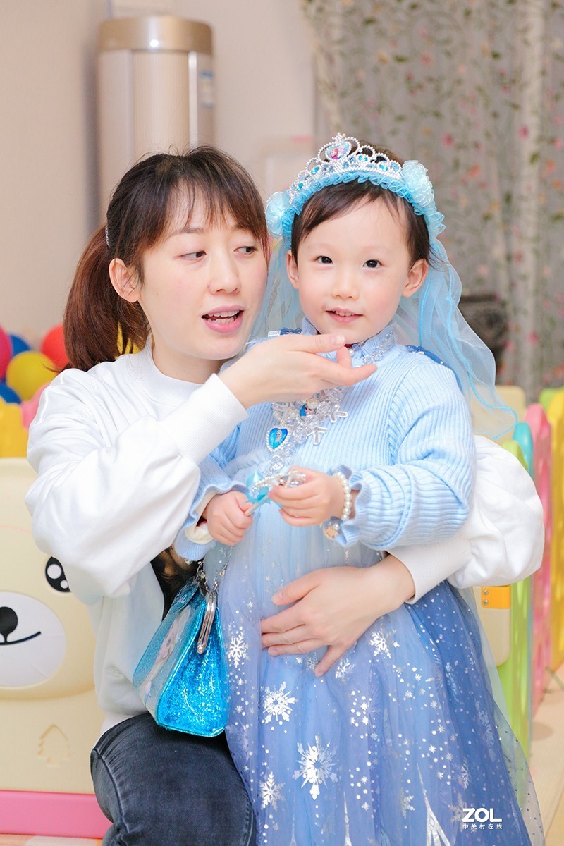 穿公主裙的小女孩（室内跳闪拍摄）