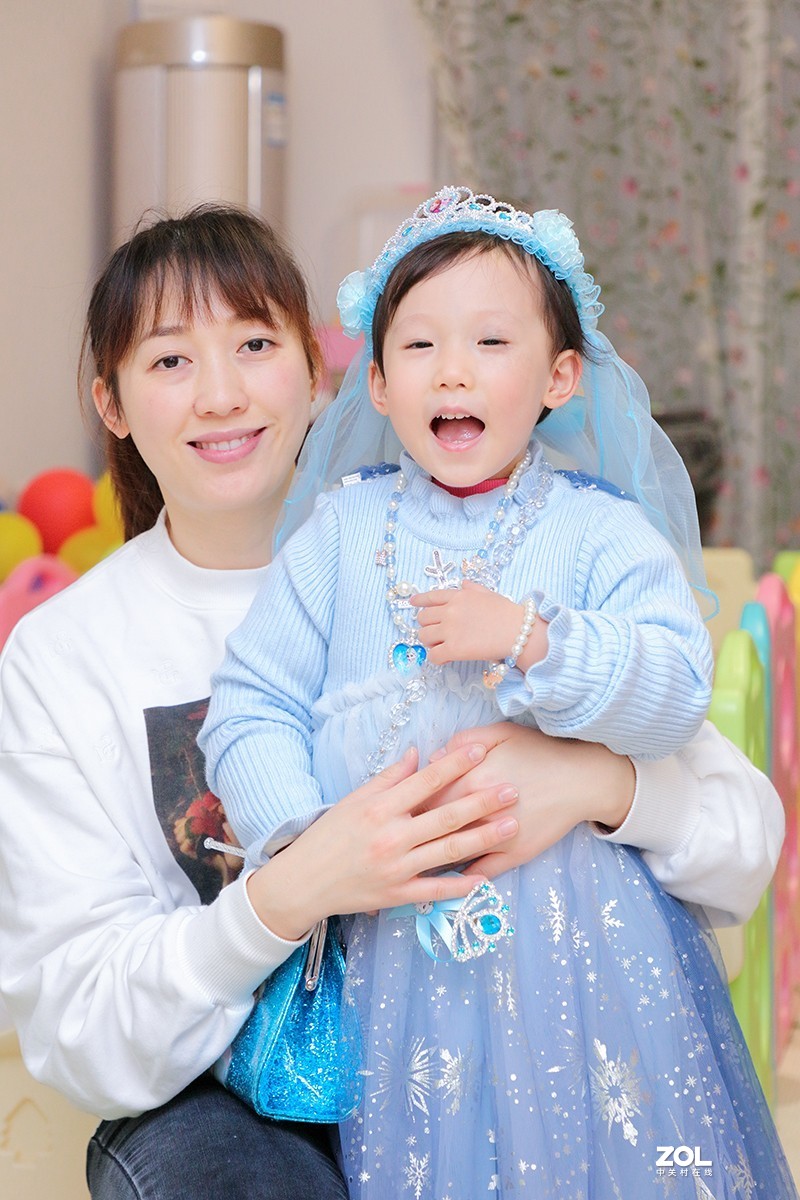 穿公主裙的小女孩（室内跳闪拍摄）