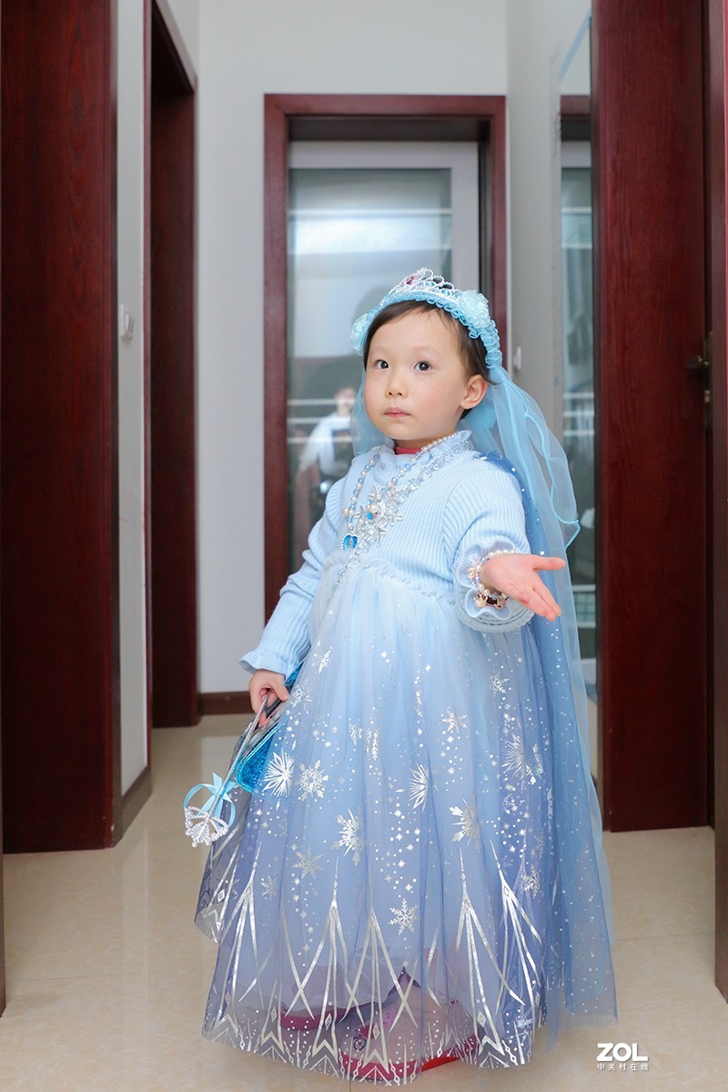 穿公主裙的小女孩（室内跳闪拍摄）