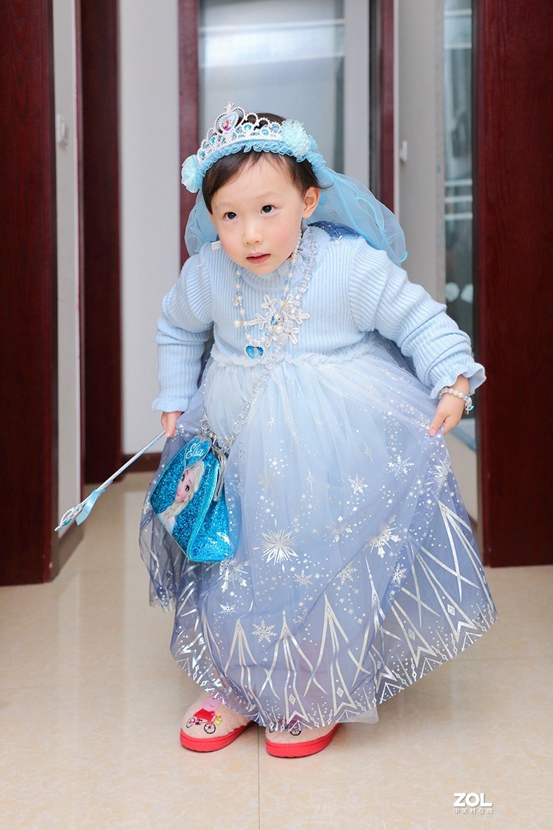 穿公主裙的小女孩（室内跳闪拍摄）