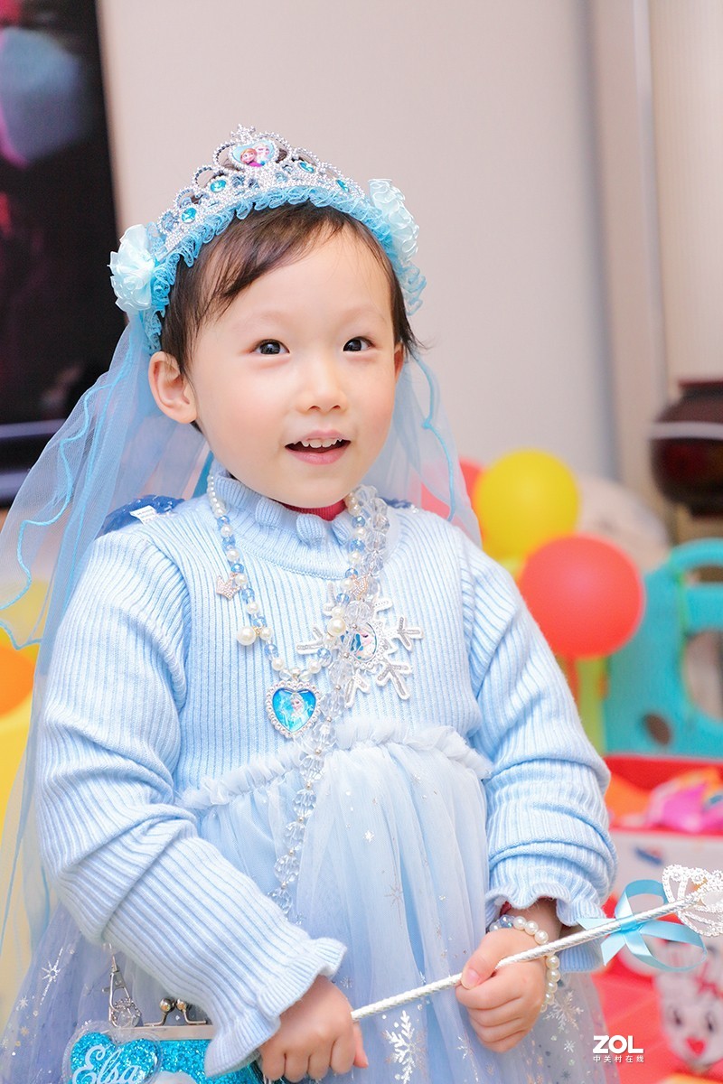 穿公主裙的小女孩（室内跳闪拍摄）