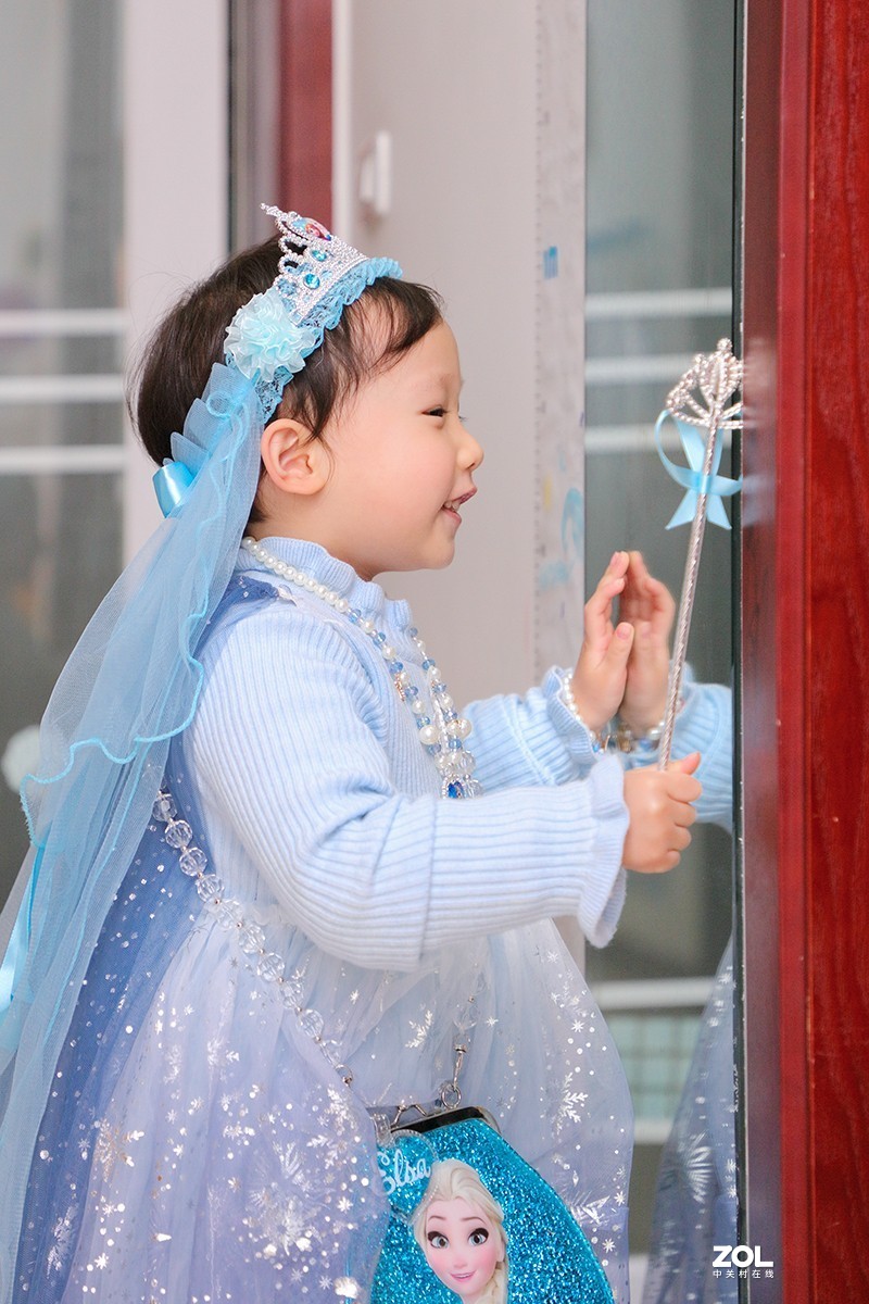 穿公主裙的小女孩（室内跳闪拍摄）