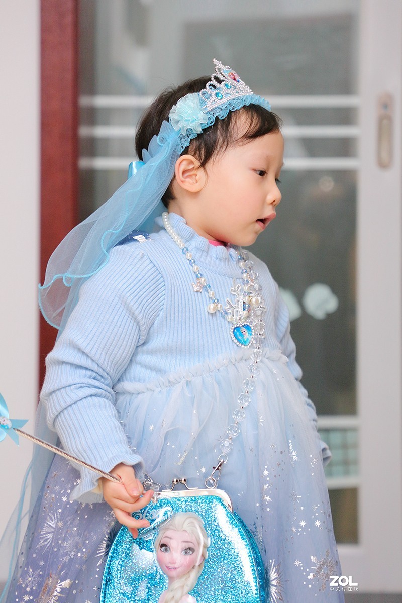 穿公主裙的小女孩（室内跳闪拍摄）