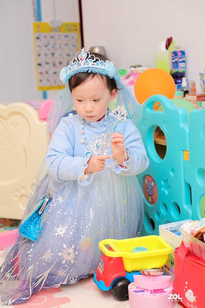 穿公主裙的小女孩（室内跳闪拍摄）