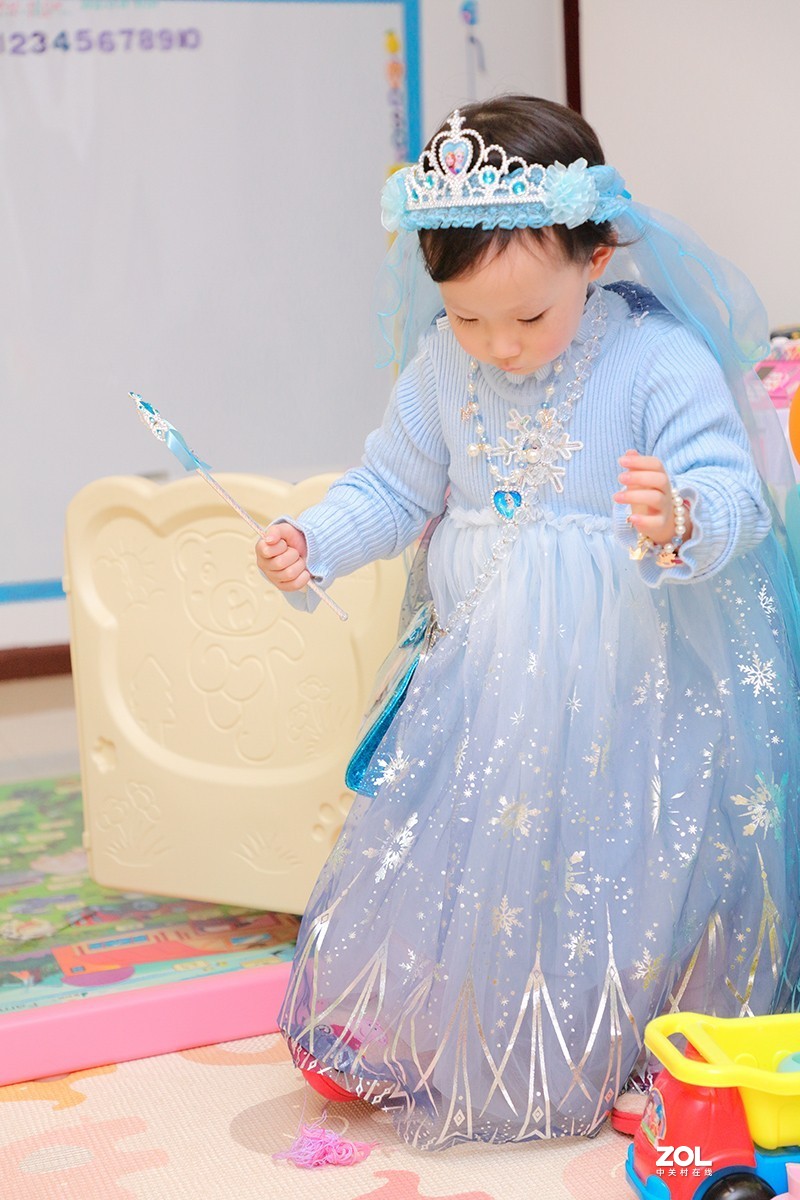 穿公主裙的小女孩（室内跳闪拍摄）