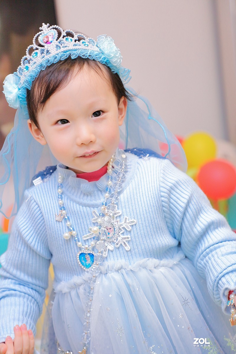 穿公主裙的小女孩（室内跳闪拍摄）