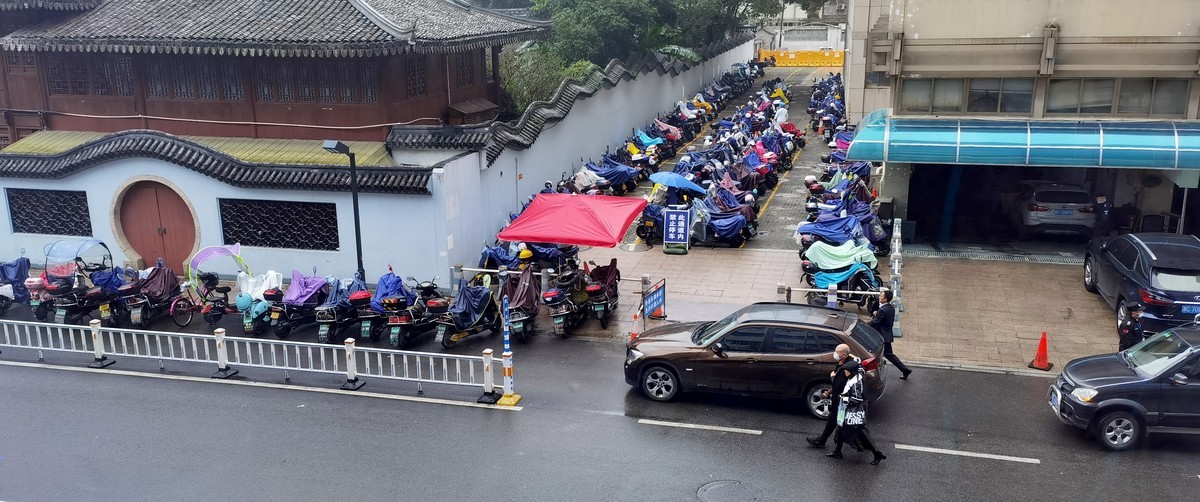 《街头巷尾》