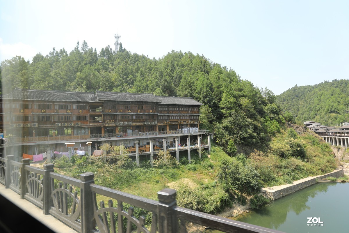 加快旅游区周边辅助设施建设