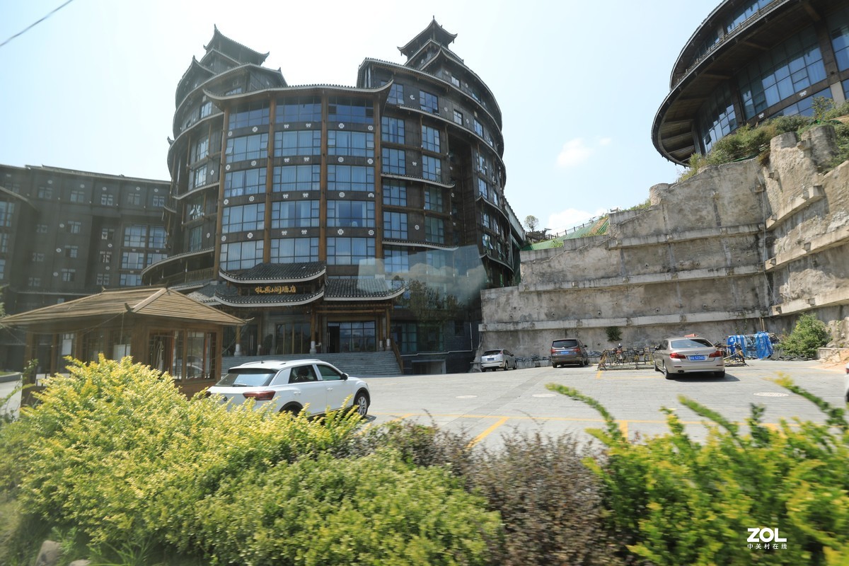 加快旅游区周边辅助设施建设