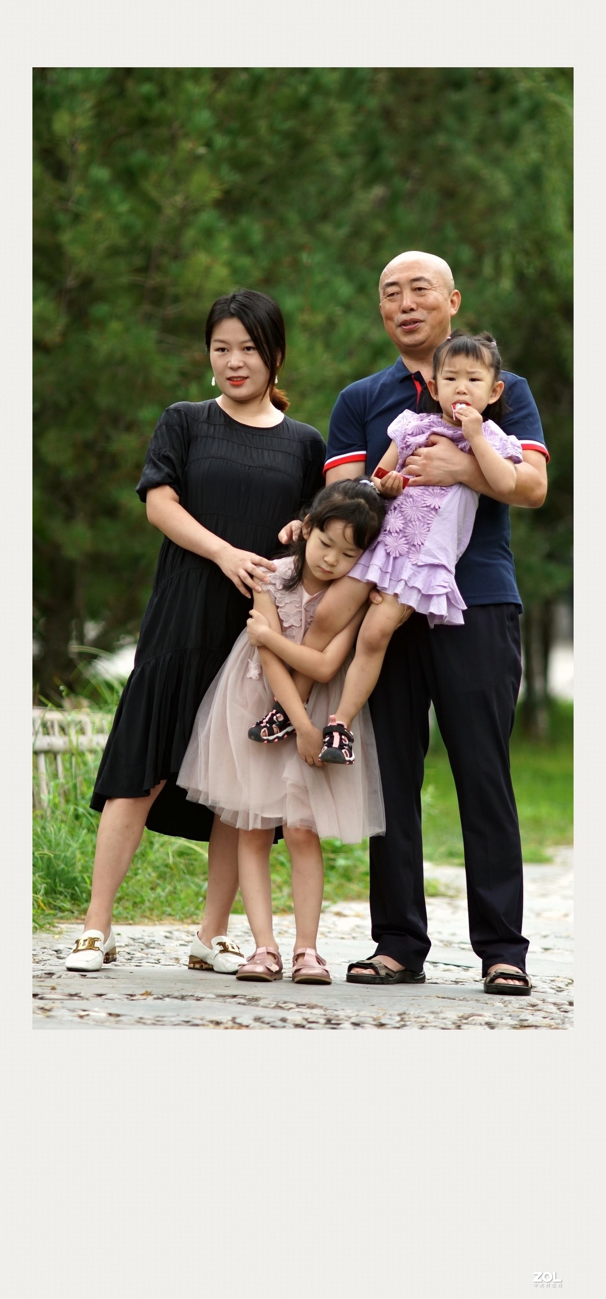 一家人游园拍合影