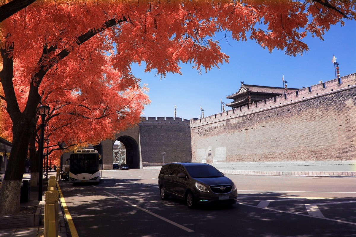 西安城墙根（红外超蓝B01滤镜摄影）