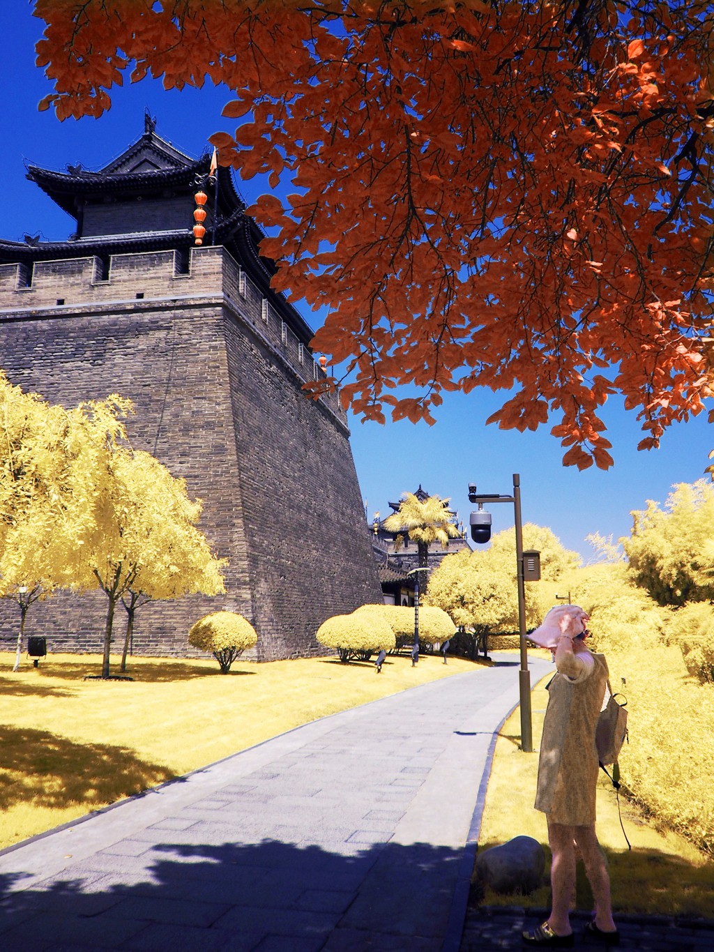 西安城墙根（红外超蓝B01滤镜摄影）