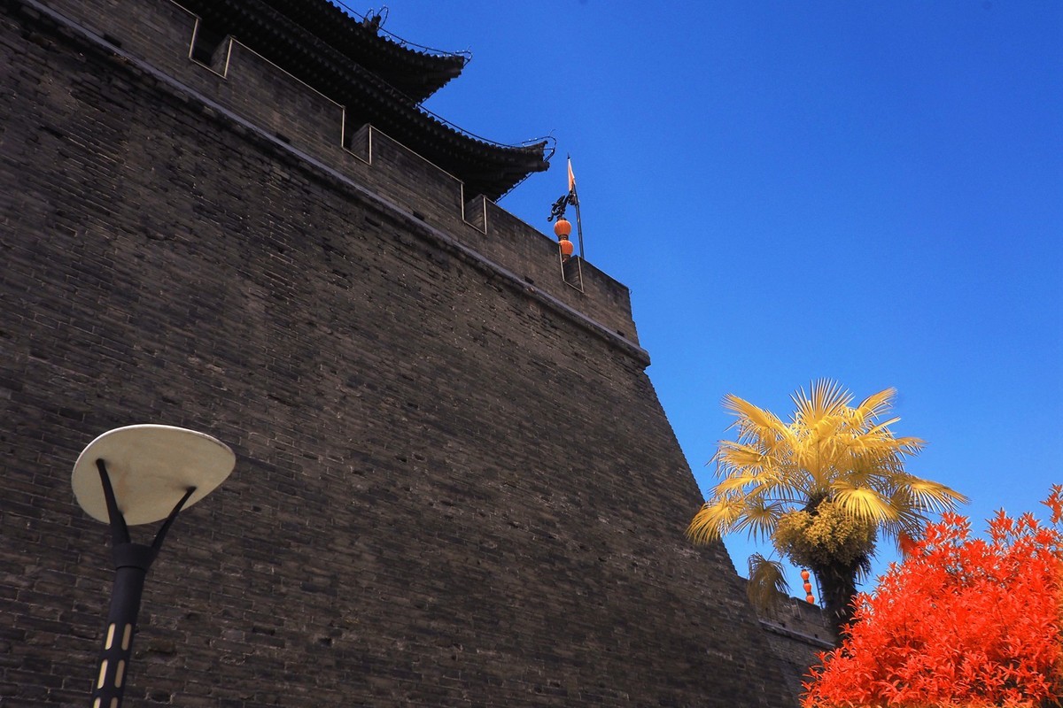 西安城墙根（红外超蓝B01滤镜摄影）