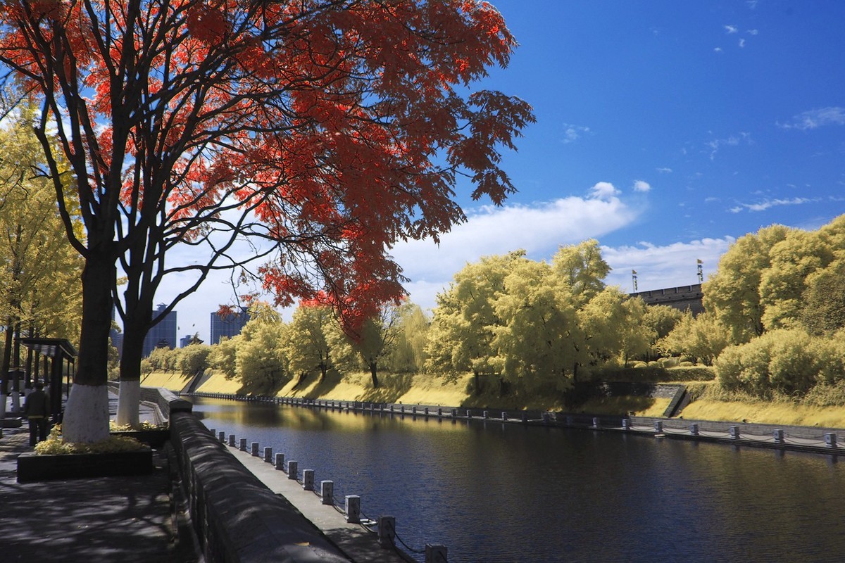 西安城墙根（红外超蓝B01滤镜摄影）