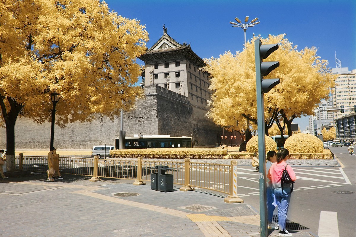 西安城墙根（红外超蓝B01滤镜摄影）