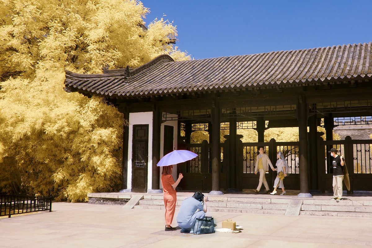 西安城墙根（红外超蓝B01滤镜摄影）