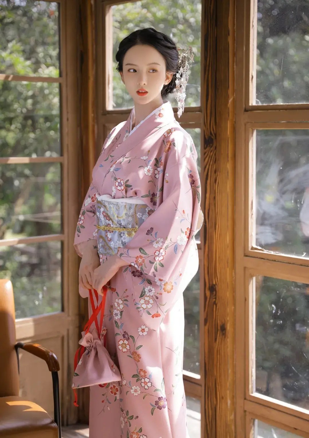 羞答答的和服女子