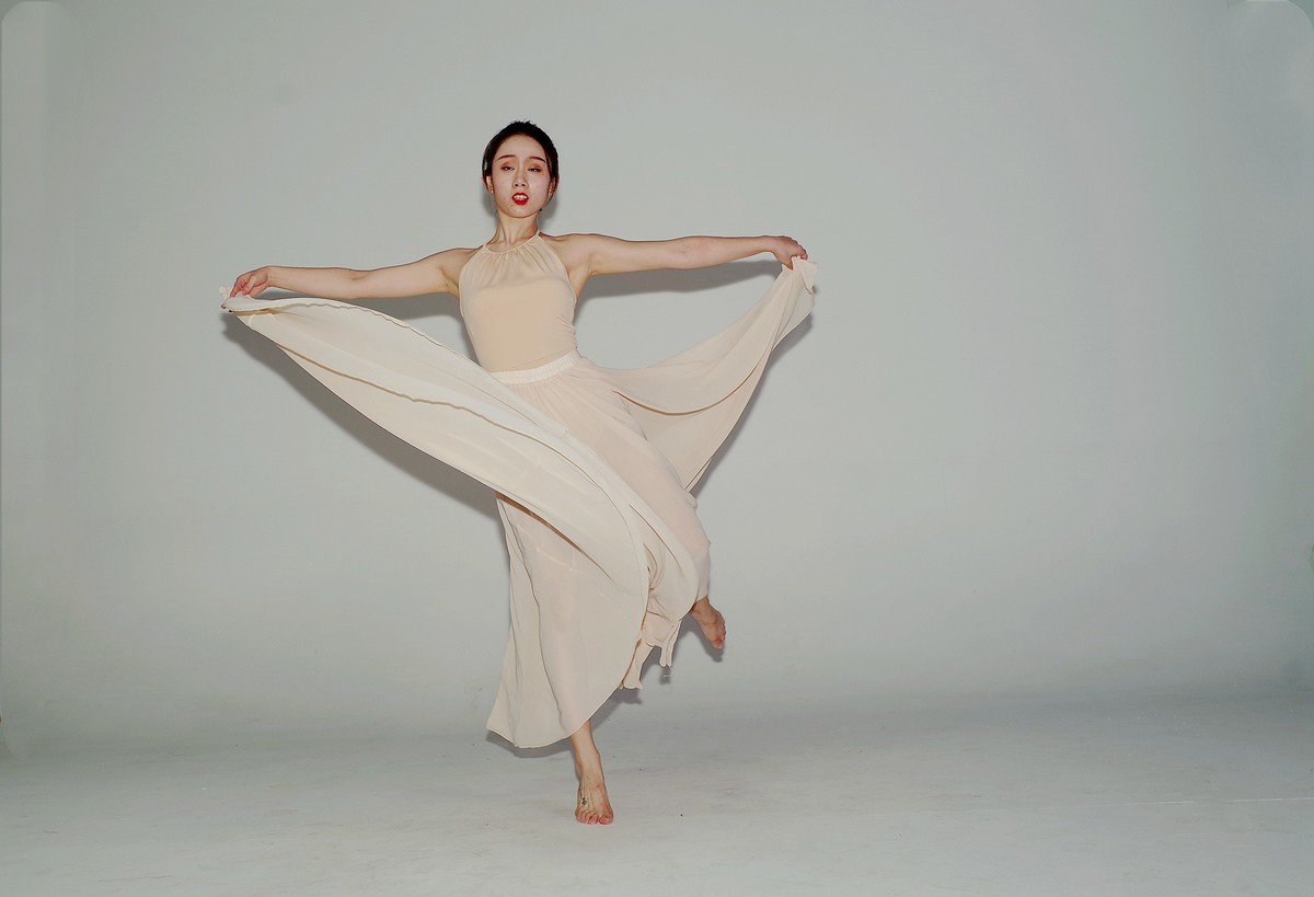 室内环境人像舞蹈老师郑雅续二