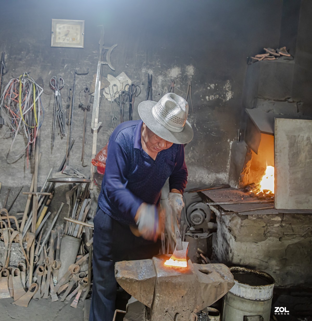 【乡村老铁匠】组照