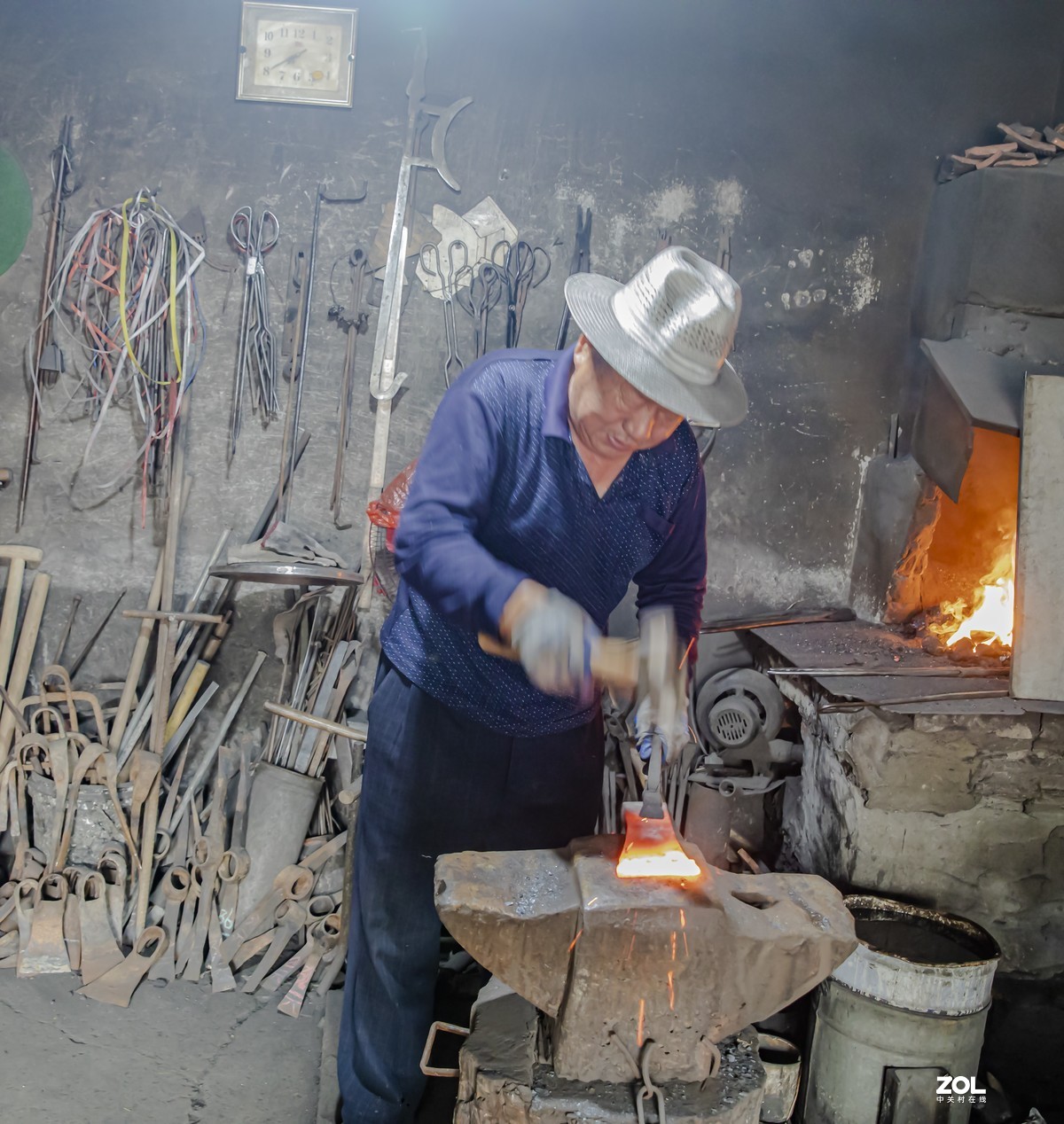 【乡村老铁匠】组照
