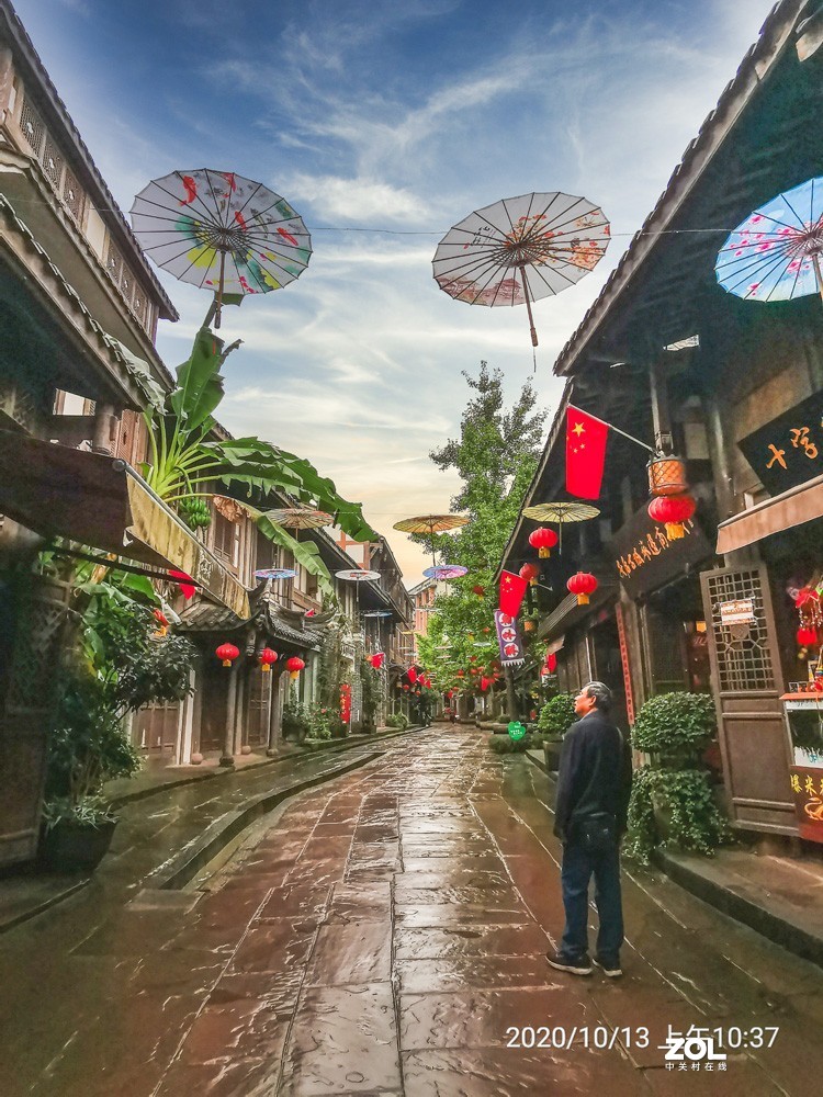 细雨濛濛中的安居古镇