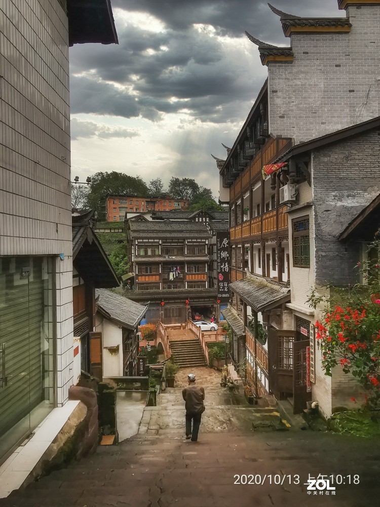 细雨濛濛中的安居古镇