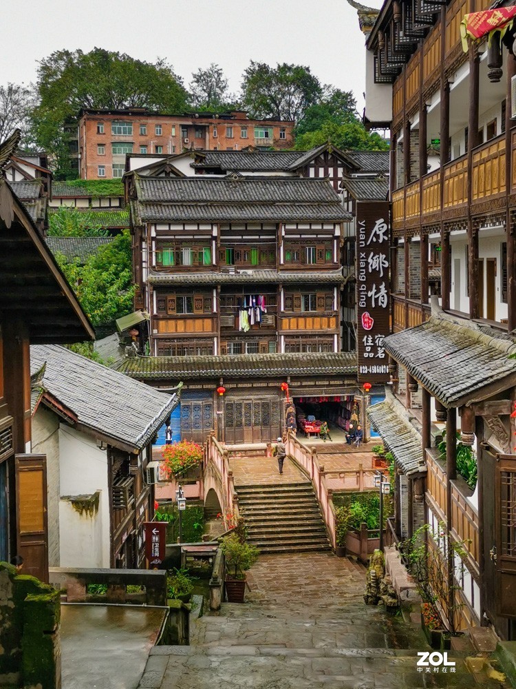 细雨濛濛中的安居古镇