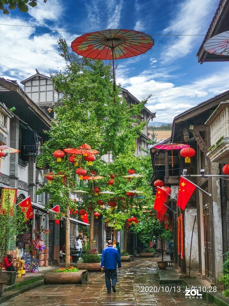 细雨濛濛中的安居古镇