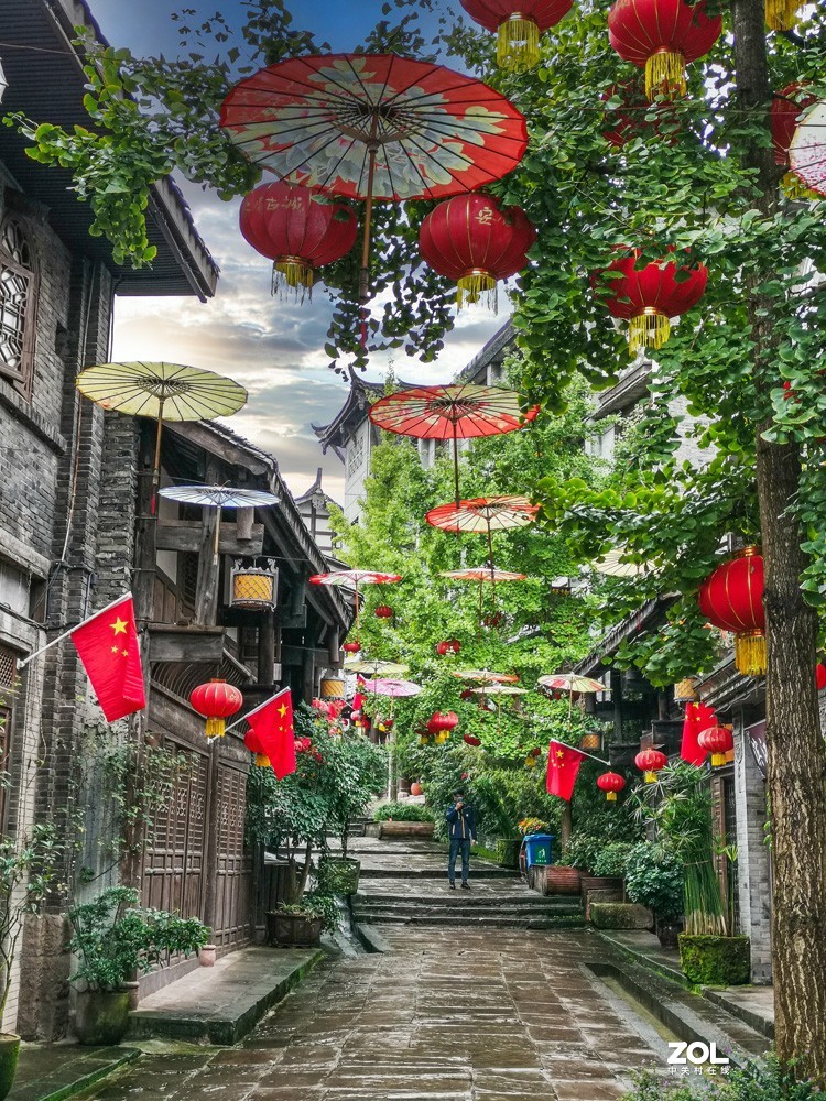 细雨濛濛中的安居古镇