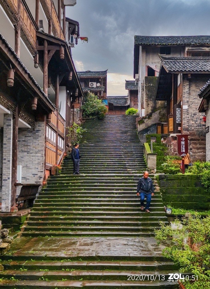 细雨濛濛中的安居古镇