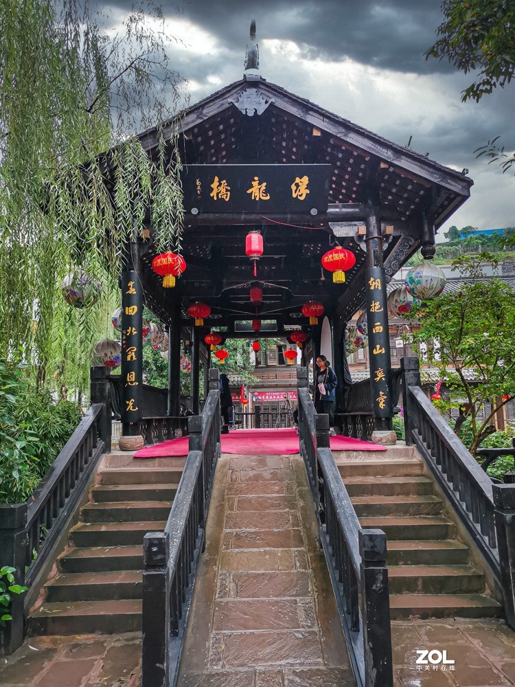 细雨濛濛中的安居古镇