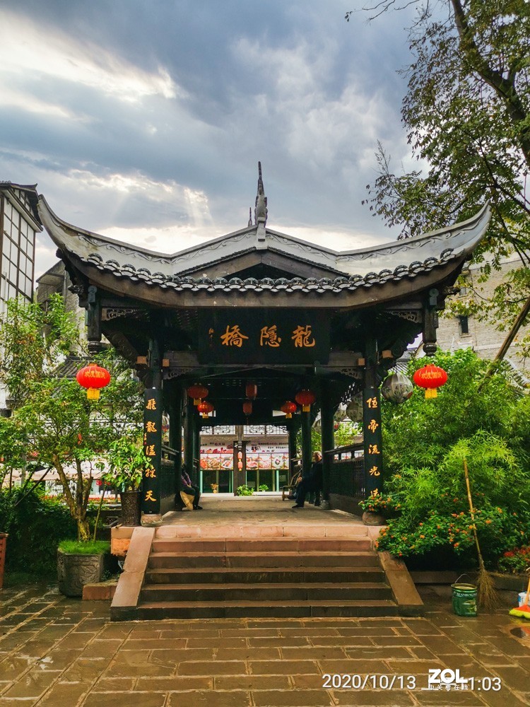 细雨濛濛中的安居古镇