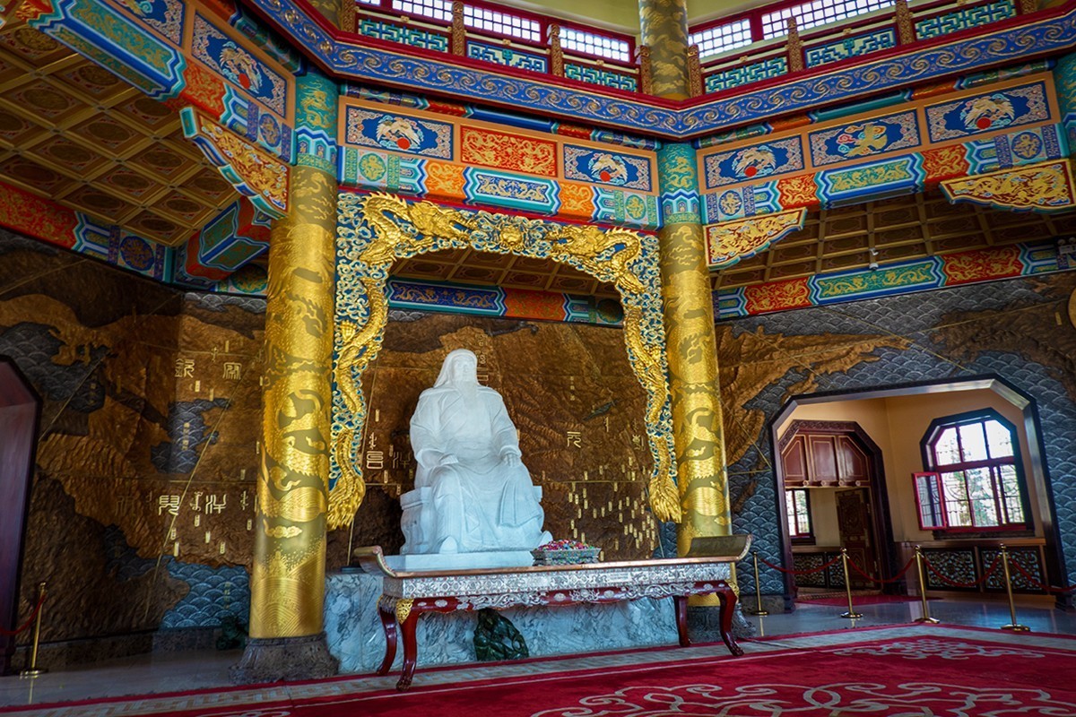 自驾游---鄂尔多斯的成吉思汗陵