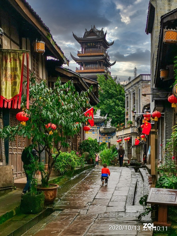 细雨濛濛中的安居古镇