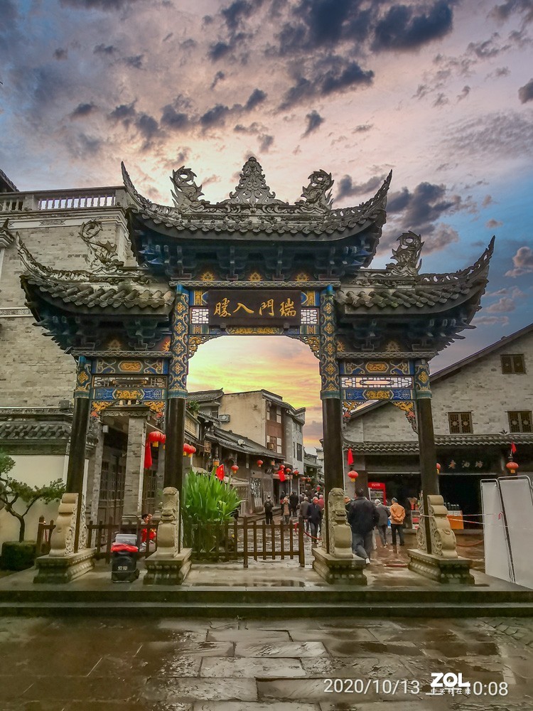 细雨濛濛中的安居古镇