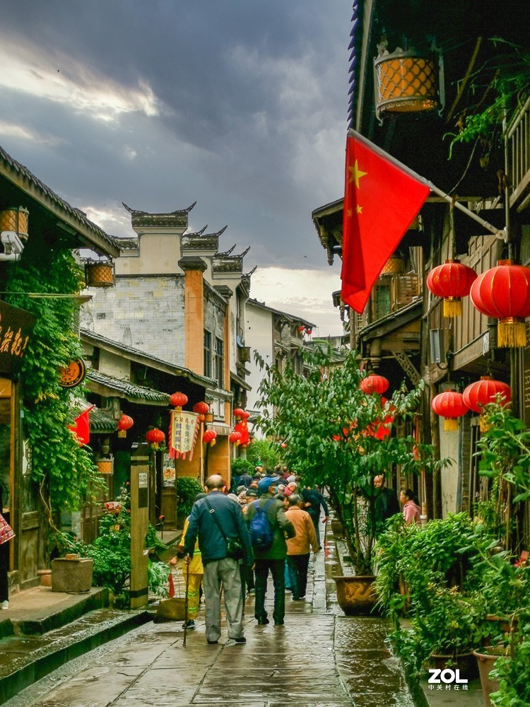 细雨濛濛中的安居古镇