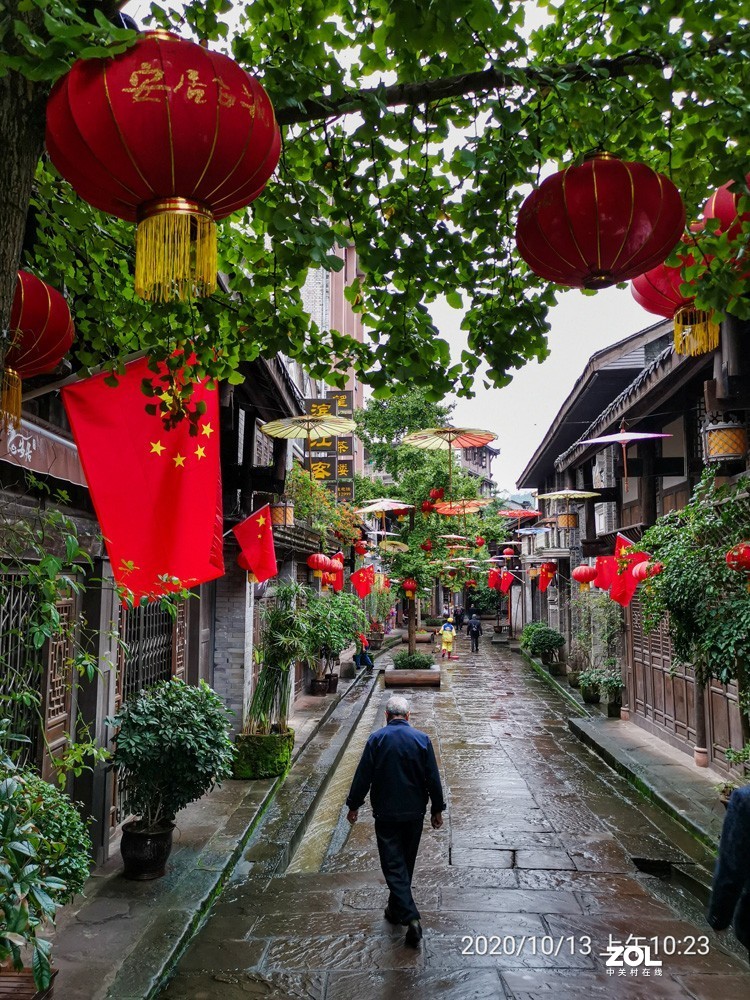 细雨濛濛中的安居古镇