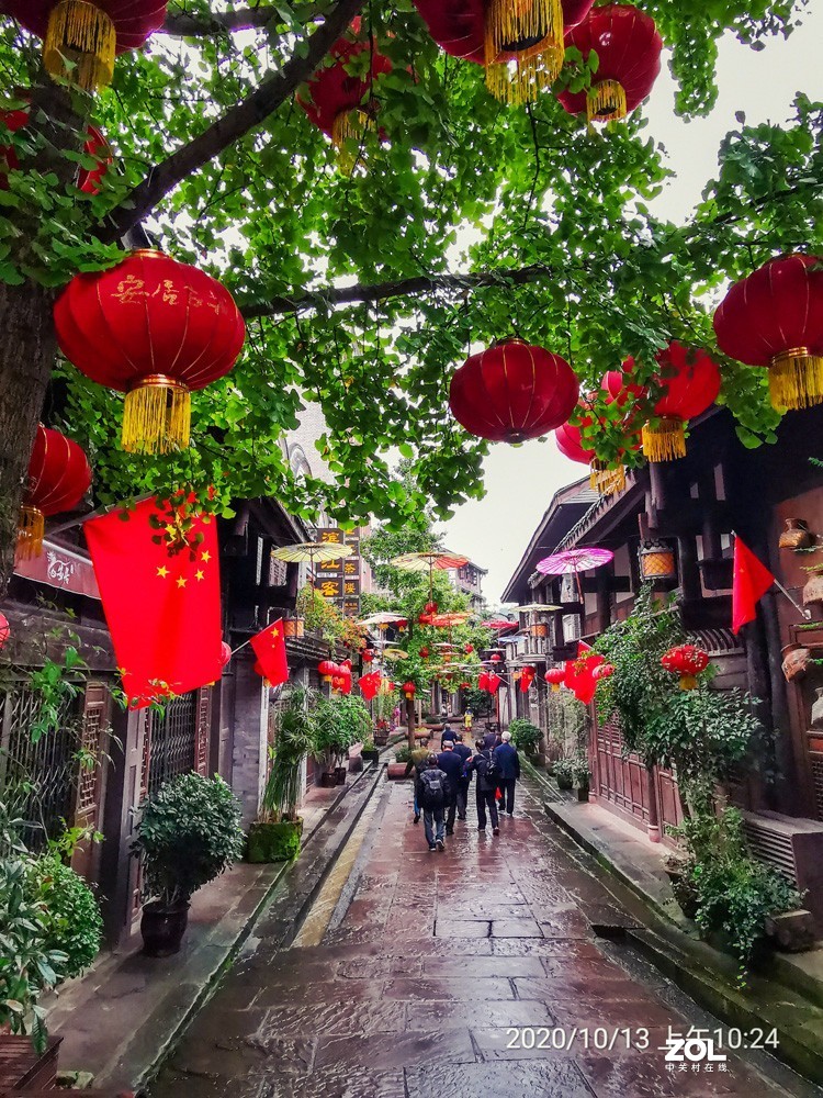 细雨濛濛中的安居古镇