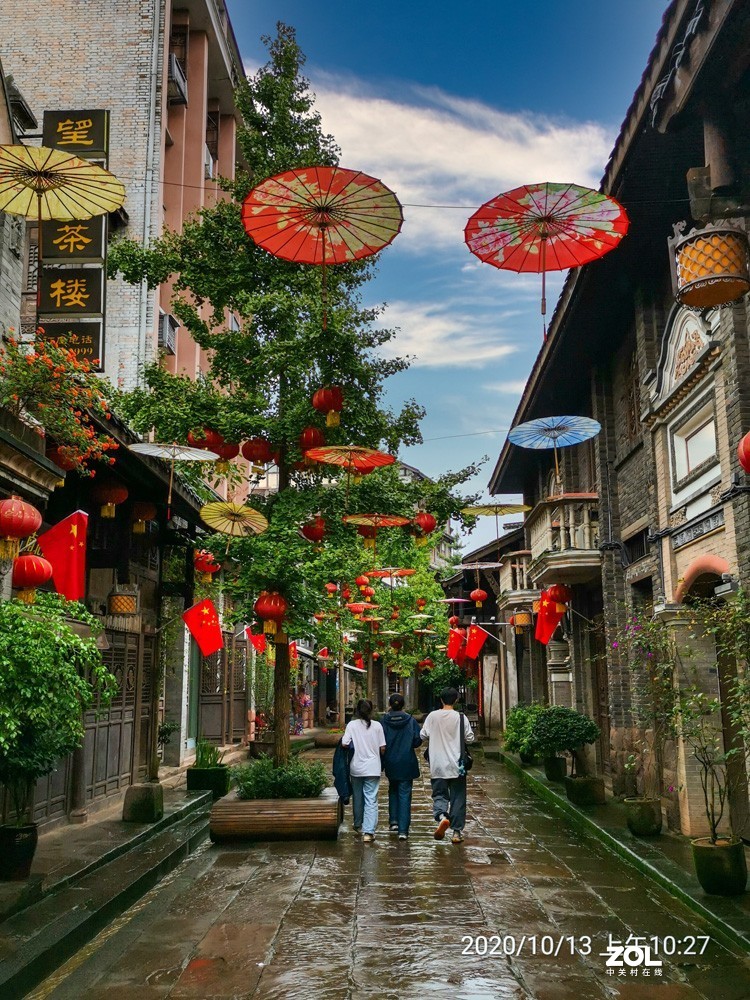 细雨濛濛中的安居古镇