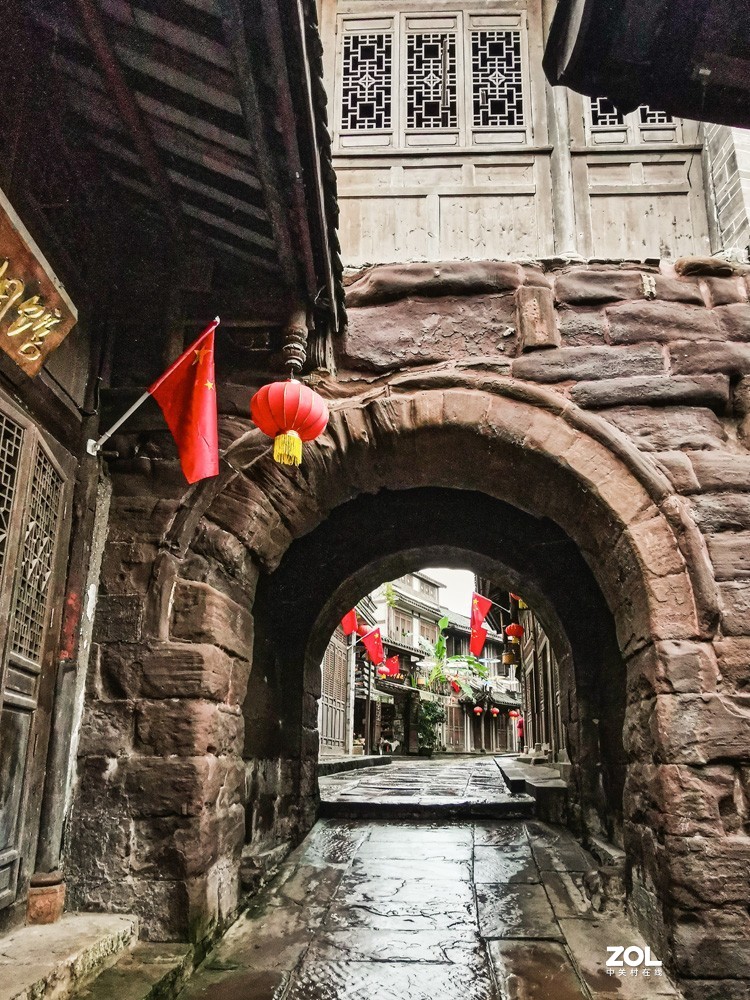 细雨濛濛中的安居古镇