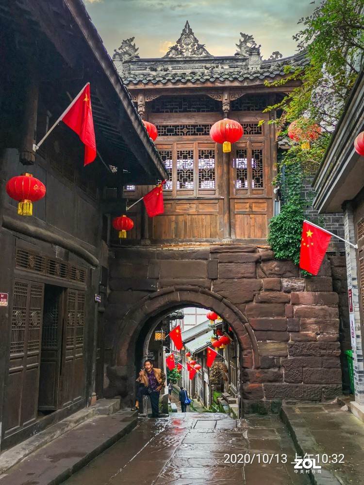 细雨濛濛中的安居古镇