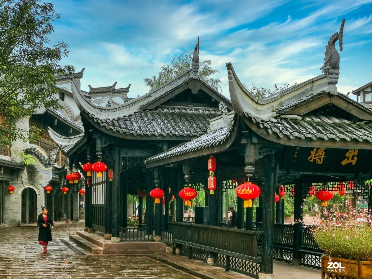 细雨濛濛中的安居古镇