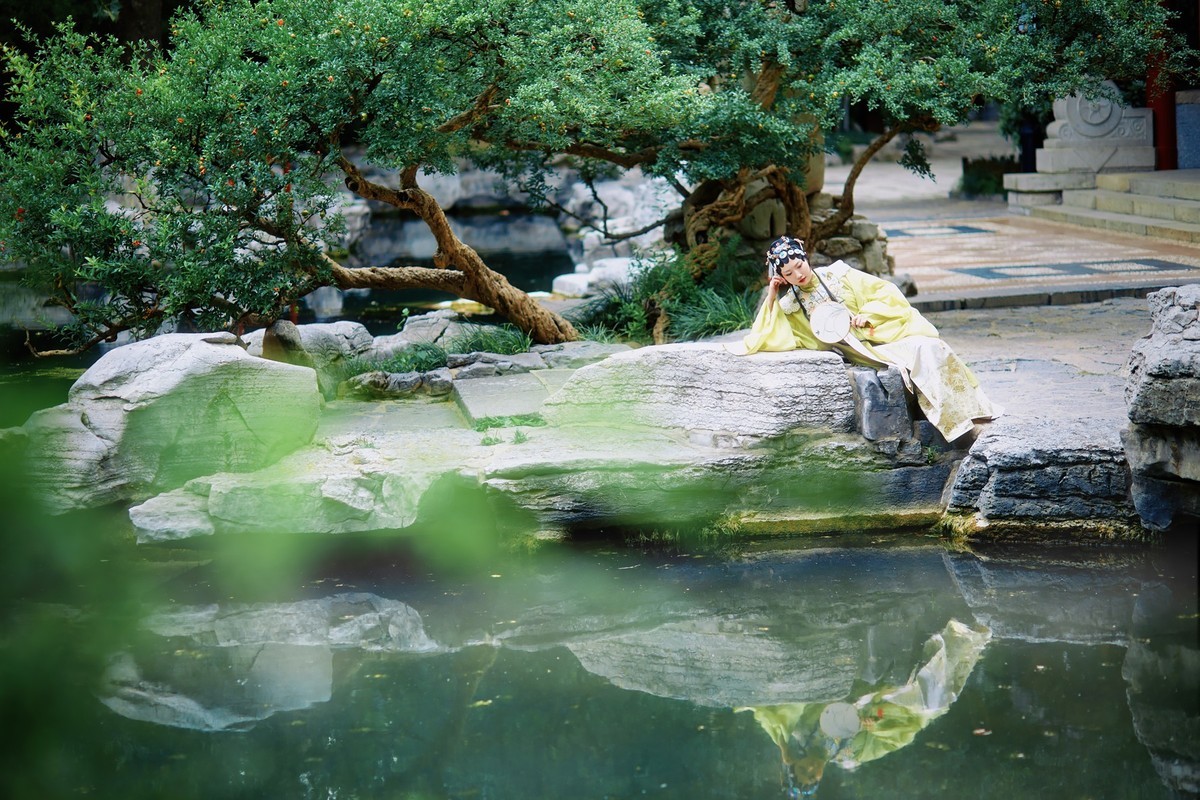 昨夕笙歌犹未尽，今朝谁谱离愁曲