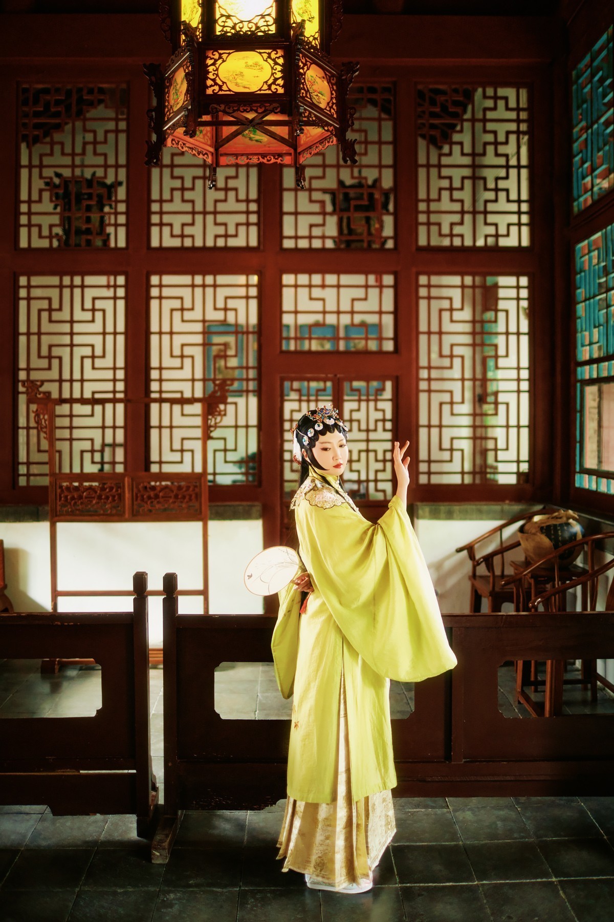 昨夕笙歌犹未尽，今朝谁谱离愁曲