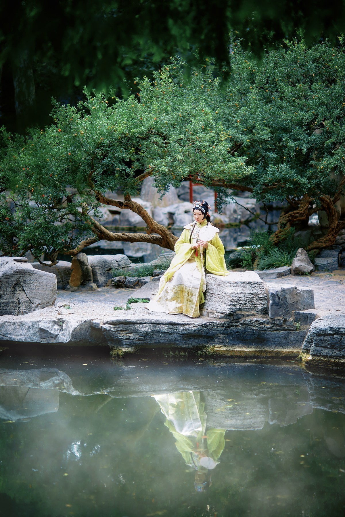 昨夕笙歌犹未尽，今朝谁谱离愁曲