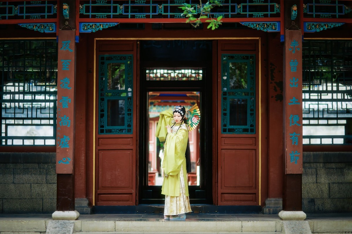 昨夕笙歌犹未尽，今朝谁谱离愁曲