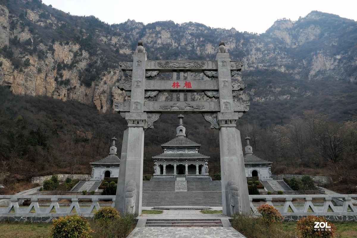 这回带朋友来参观祖林，全石材建筑，震憾！
