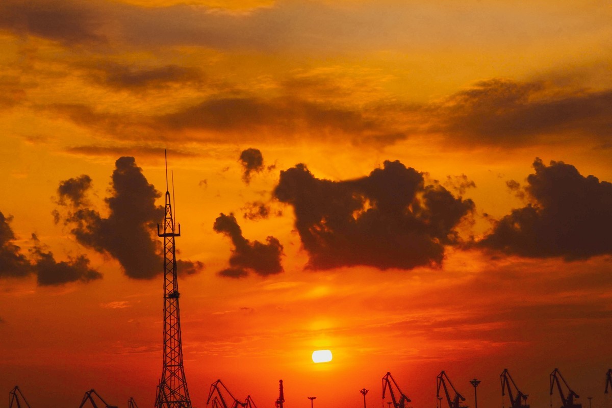 浮云如墨残阳如血