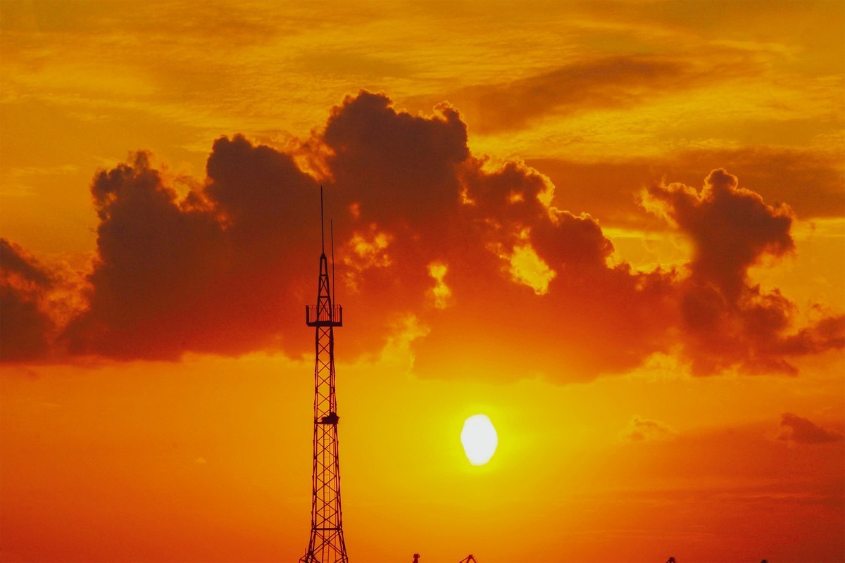 浮云如墨残阳如血