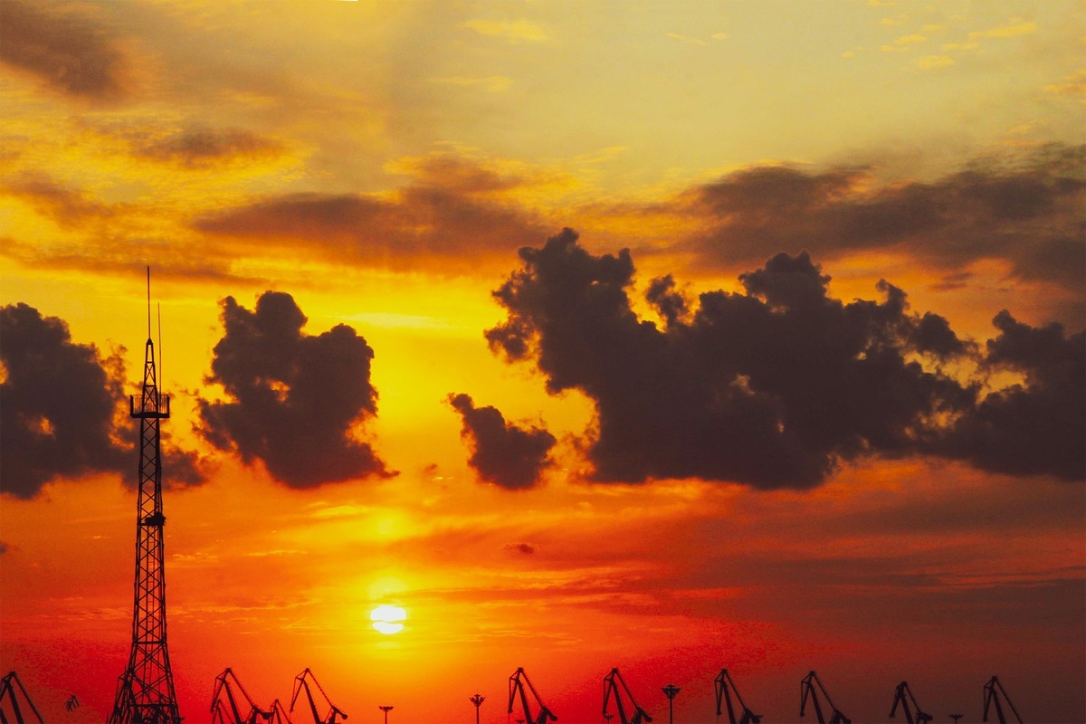 浮云如墨残阳如血